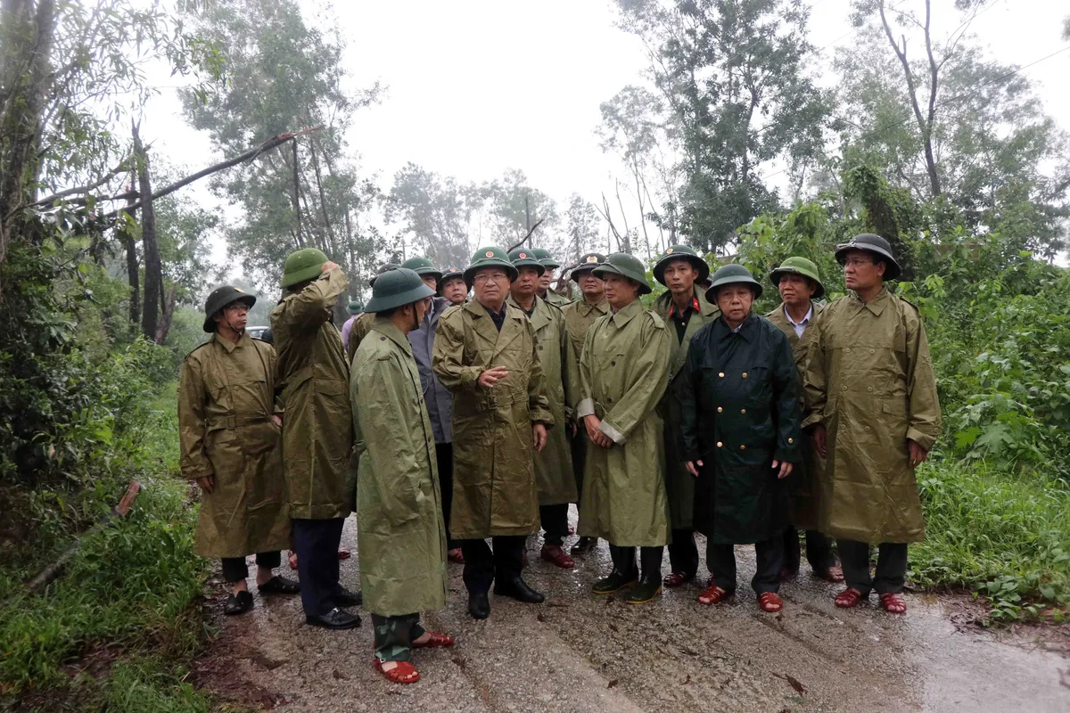 Phó Thủ tướng Trịnh Đình Dũng trực tiếp chỉ đạo công tác cứu hộ tại thủy điện Rào Trăng 3 - Ảnh 2.