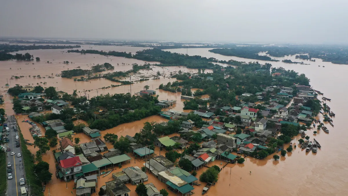 Mưa lũ miền Trung tạm giảm nhưng nhiều điểm sạt lở, có nơi bị cô lập - Ảnh 6.