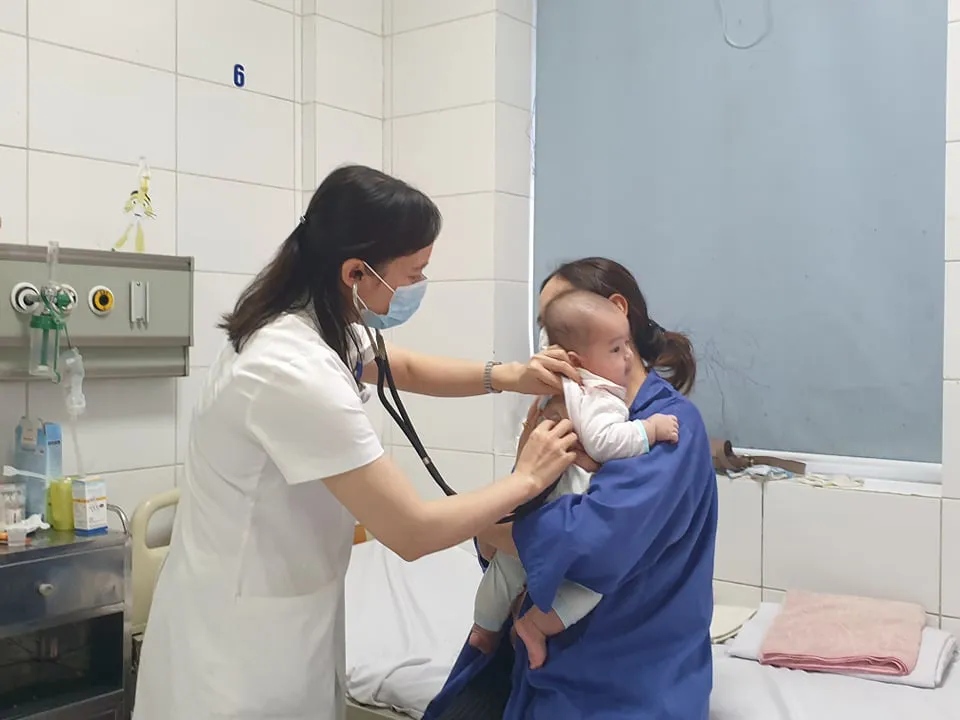 Chuyển mùa, trẻ nhập viện vì bệnh đường hô hấp tăng đột biến - Ảnh 1.