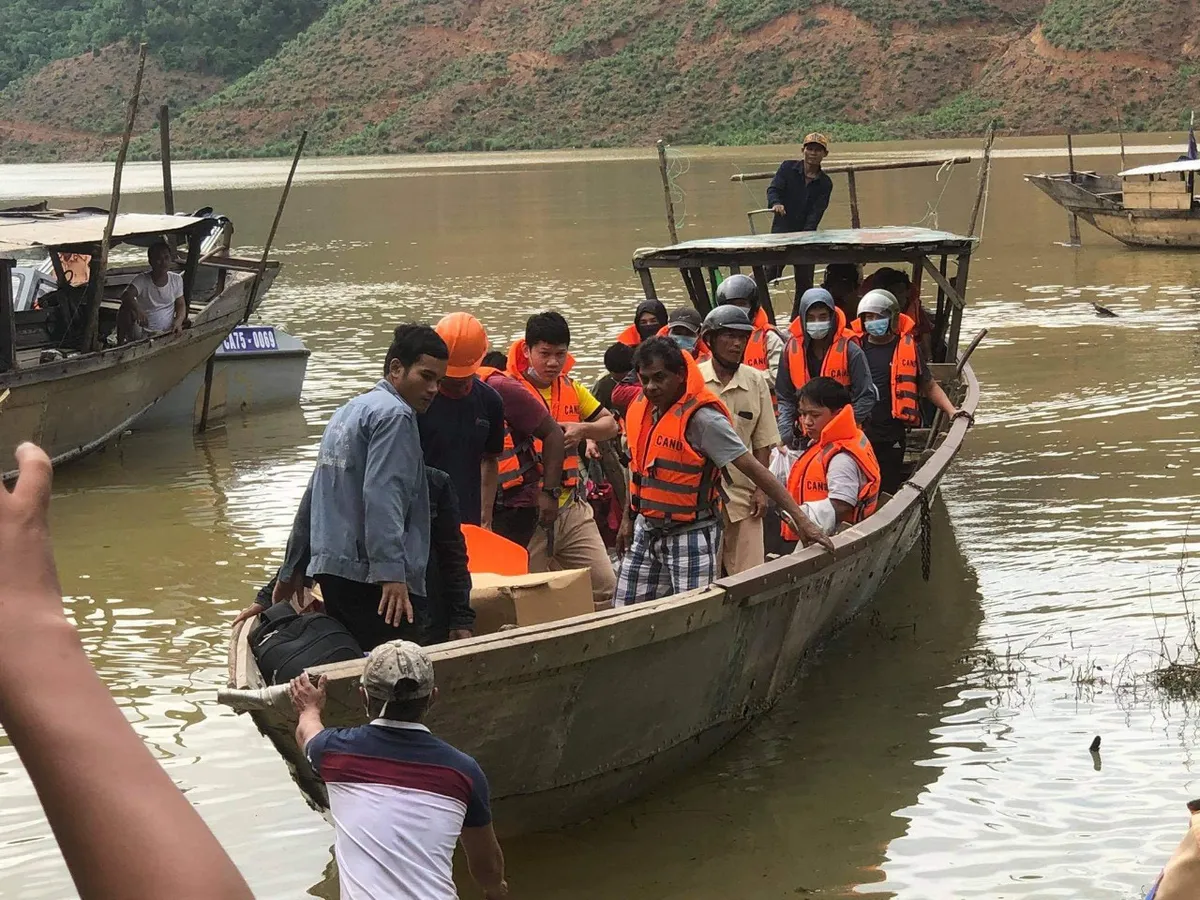 Sạt lở thủy điện Rào Trăng 3: Đưa thi thể nạn nhân tử vong đầu tiên ra ngoài - Ảnh 5.