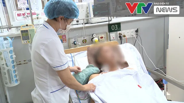 Uống rượu ở đám giỗ, 3 người ngộ độc methanol nhập viện - Ảnh 1. Uống rượu ở đám giỗ, 3 người ngộ độc methanol nhập viện - Ảnh 1.
