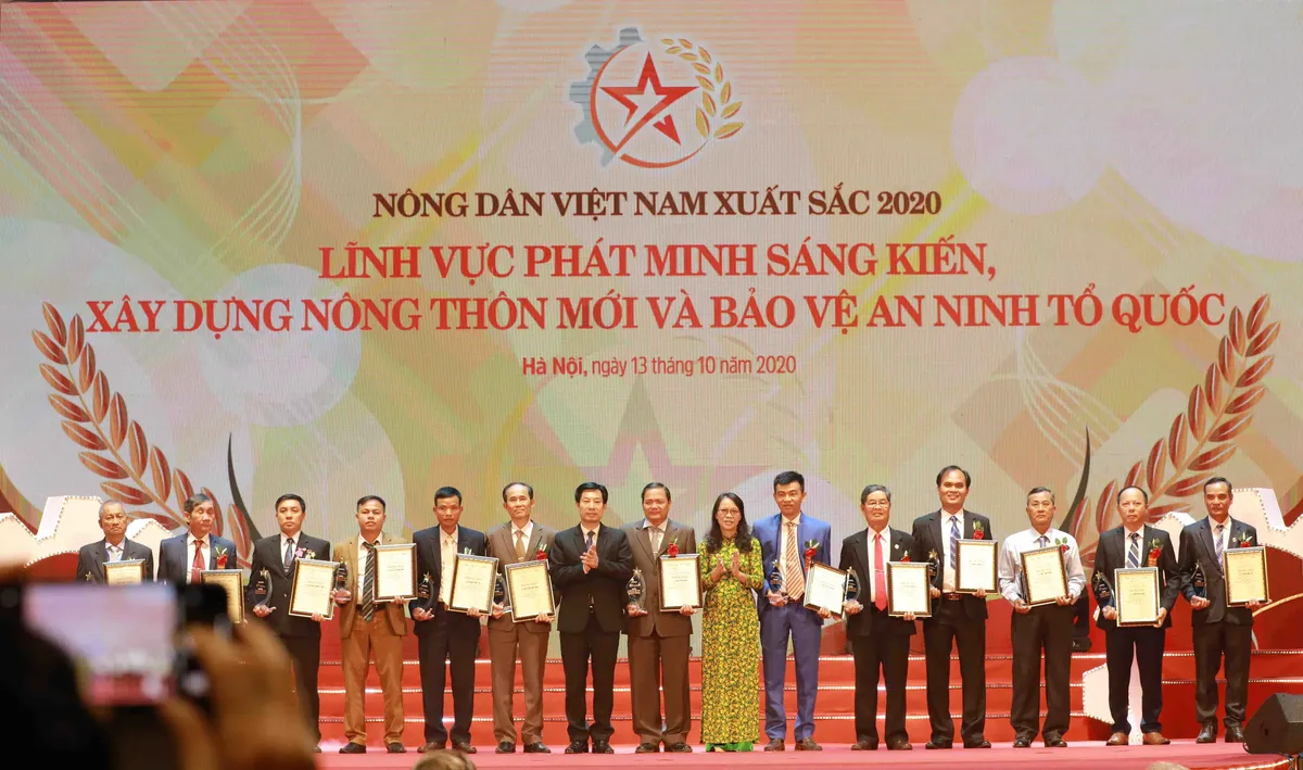 Vinh danh 63 n&ocirc;ng d&acirc;n Việt Nam xuất sắc năm 2020 - Ảnh 2.
