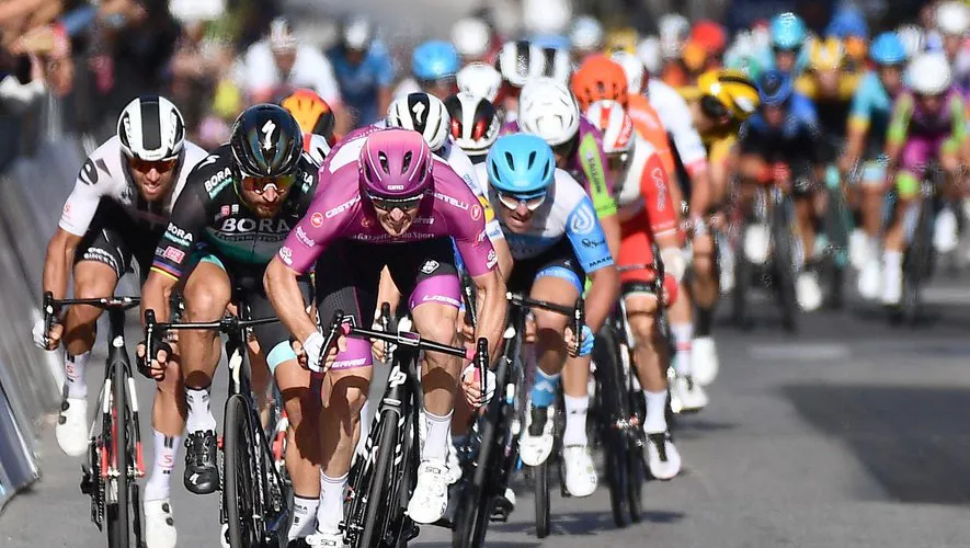 Arnaud Demare về nhất chặng 11 giải xe đạp Giro d’Italia 2020 - Ảnh 1. Arnaud Demare về nhất chặng 11 giải xe đạp Giro d’Italia 2020 - Ảnh 1.
