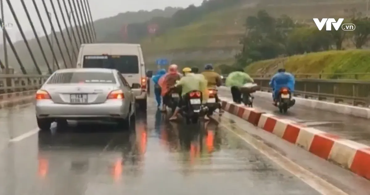 T&agrave;i xế &ocirc; t&ocirc; đi chậm, chắn gi&oacute; b&atilde;o cho xe m&aacute;y qua cầu - Ảnh 1.