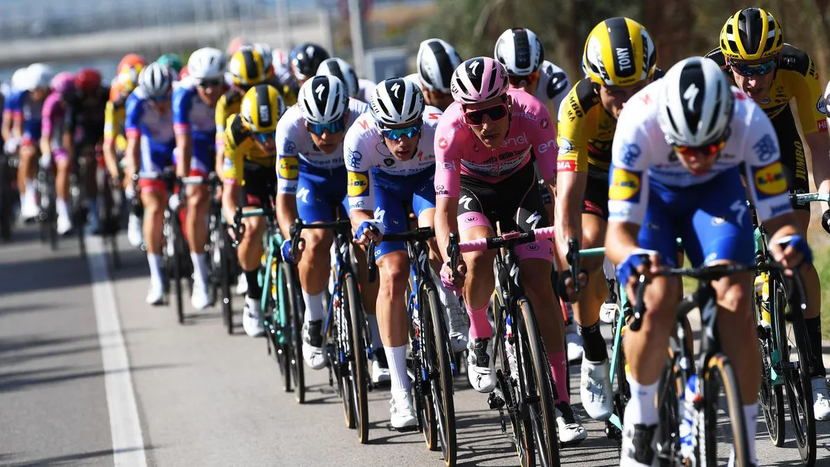 Giải xe đạp Giro d’Italia 2020 nguy cơ kết thúc sớm vì COVID-19 - Ảnh 1. Giải xe đạp Giro d’Italia 2020 nguy cơ kết thúc sớm vì COVID-19 - Ảnh 1.