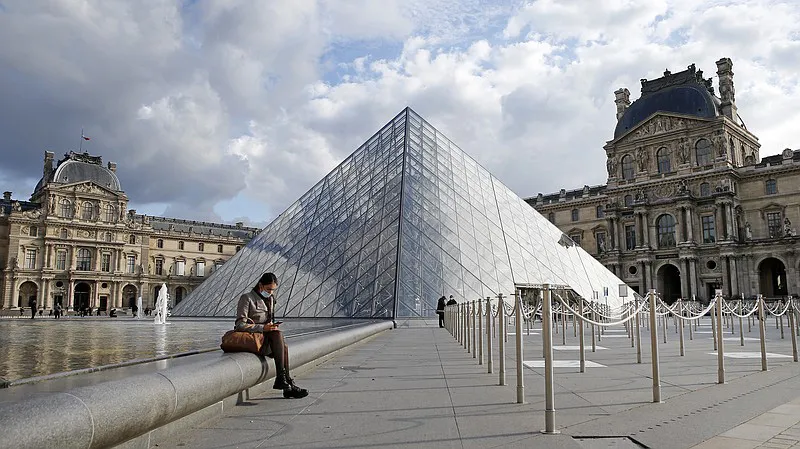 Người dân Paris đổ ra đường tận hưởng những giờ phút trước lệnh giới nghiêm - Ảnh 1.