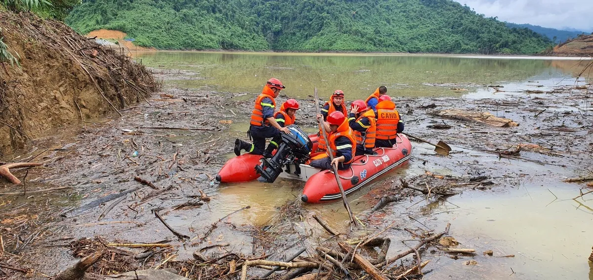 Đường vào Rào Trăng 3 xuất hiện nhiều điểm sạt lở mới, chưa có thêm công nhân mất tích được tìm thấy - Ảnh 1.