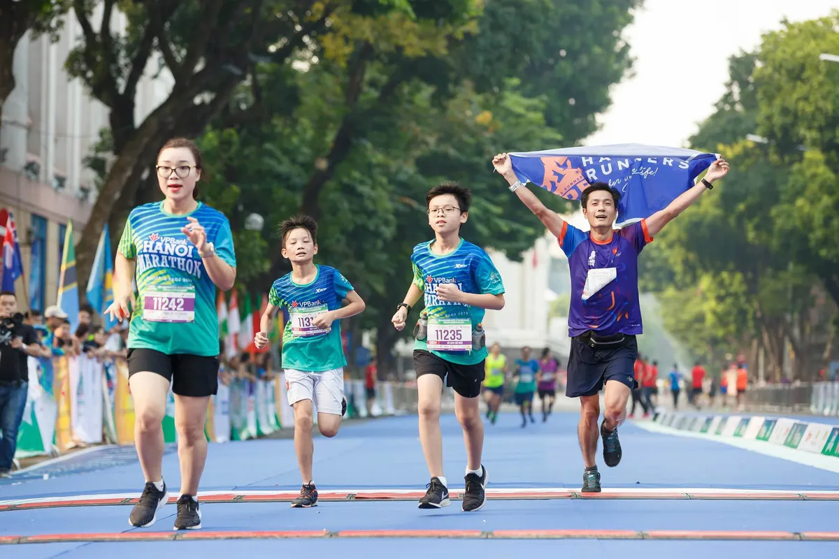 Giải chạy VPBank Hanoi Marathon ASEAN 2020 - Ảnh 1. Giải chạy VPBank Hanoi Marathon ASEAN 2020 - Ảnh 1.