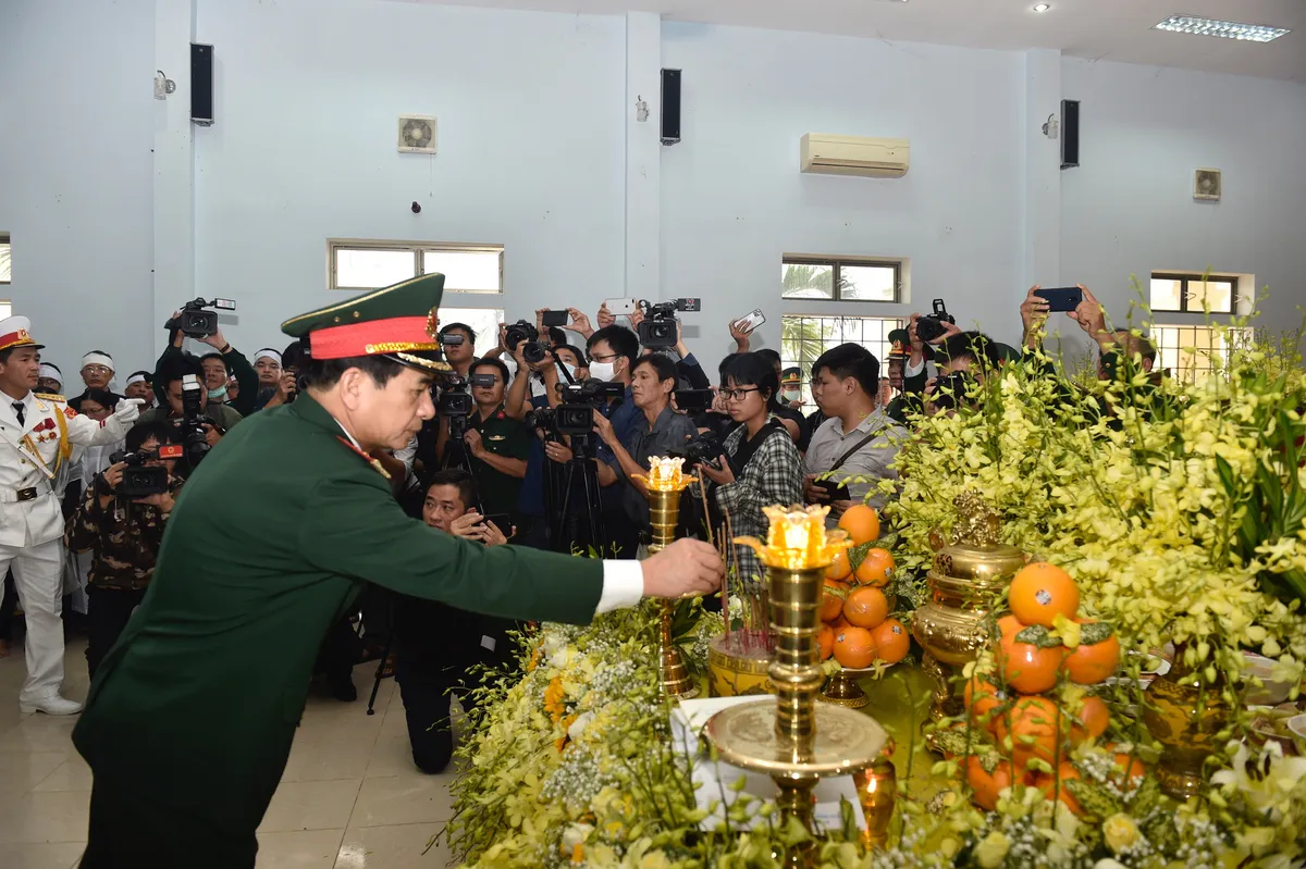 Phó Thủ tướng Trịnh Đình Dũng dự lễ tang 13 đồng chí hy sinh tại Rào Trăng 3 - Ảnh 9.