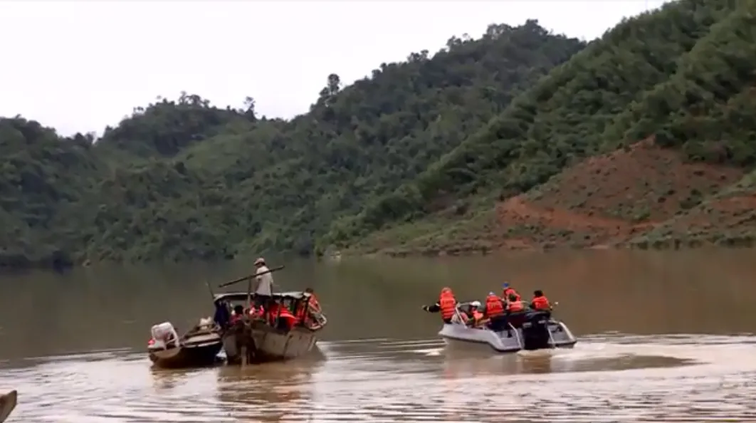 Sạt lở Rào Trăng 3: Tổng lực tìm kiếm các nạn nhân bằng đường thủy - Ảnh 1.