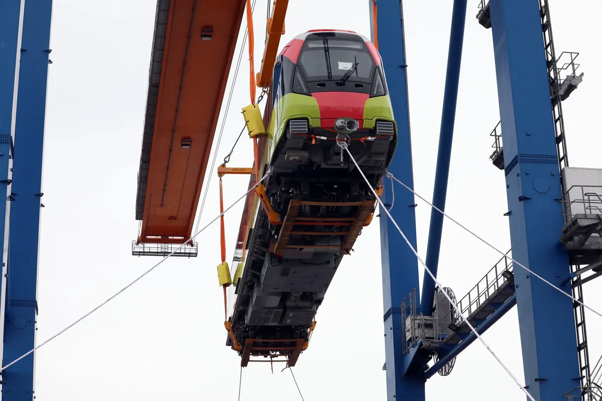 Cận cảnh tàu metro đầu tiên của Hà Nội chuẩn bị đưa vào lắp ráp chạy thử - Ảnh 5.