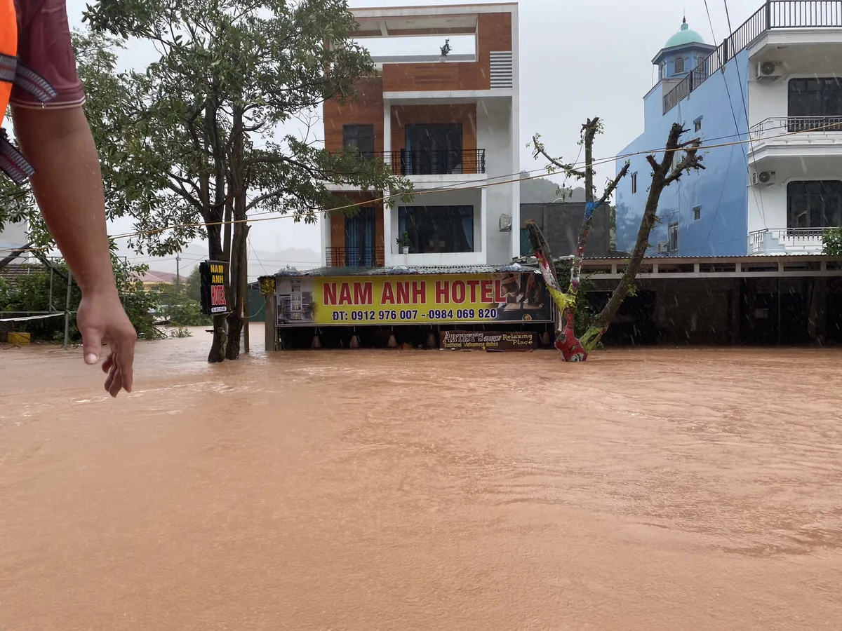 Quảng Bình: Thị trấn Phong Nha chìm trong nước lũ - Ảnh 3.