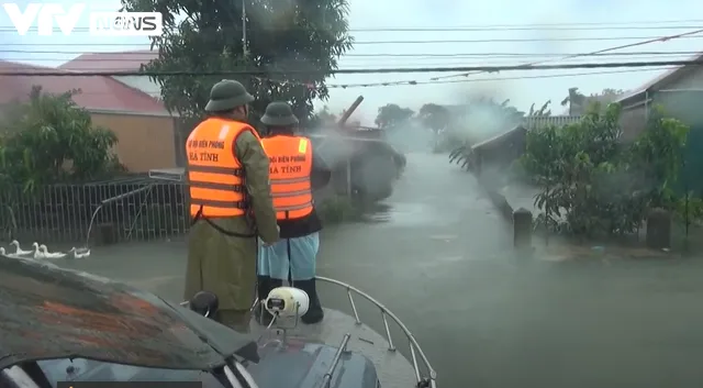 Hà Tĩnh ngập sâu trong nước, biên phòng điều động tàu, ca nô ứng cứu - Ảnh 1.