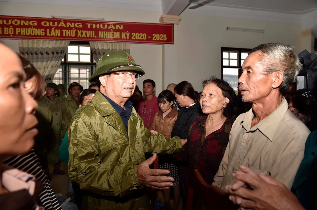 Phó Thủ tướng Trịnh Đình Dũng kiểm tra, chỉ đạo ứng phó mưa lũ tại Quảng Bình - Ảnh 2.