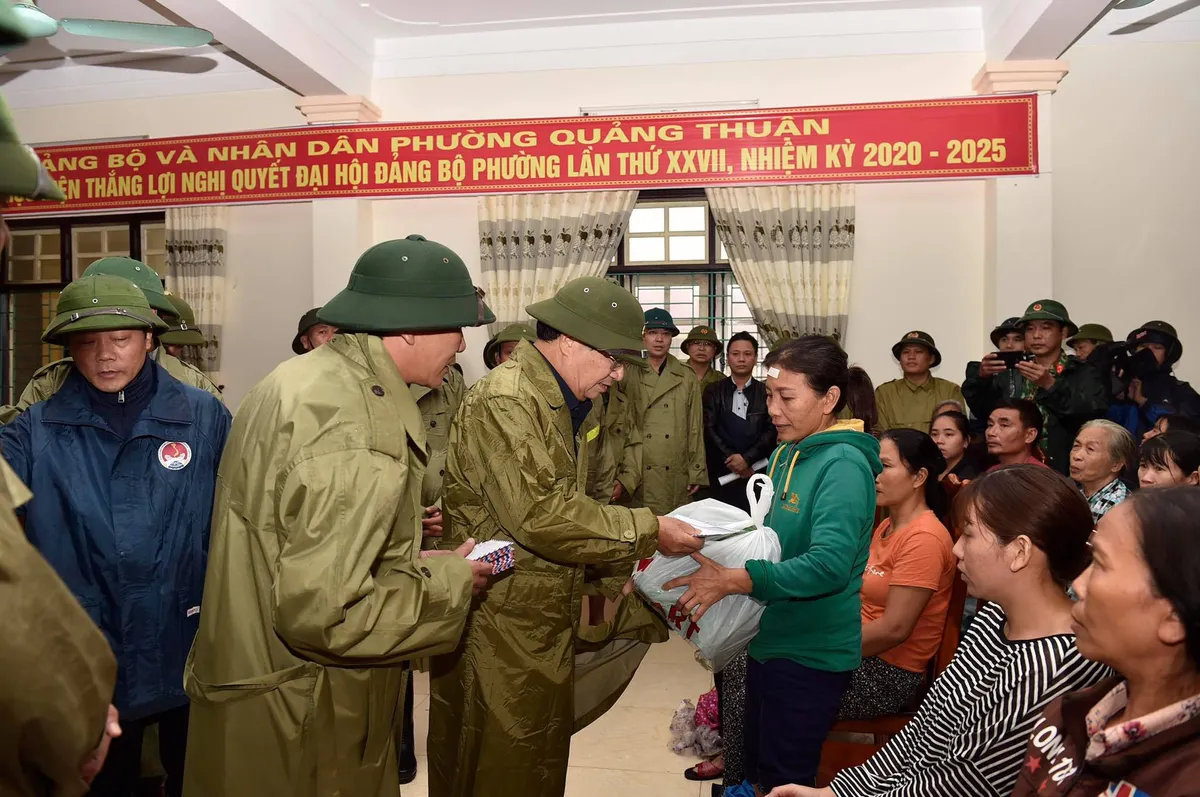 Phó Thủ tướng Trịnh Đình Dũng kiểm tra, chỉ đạo ứng phó mưa lũ tại Quảng Bình - Ảnh 3.