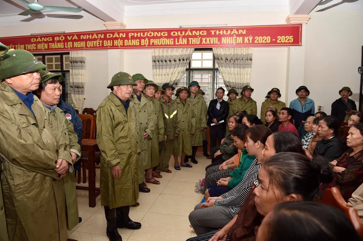 Phó Thủ tướng Trịnh Đình Dũng kiểm tra, chỉ đạo ứng phó mưa lũ tại Quảng Bình - Ảnh 1.