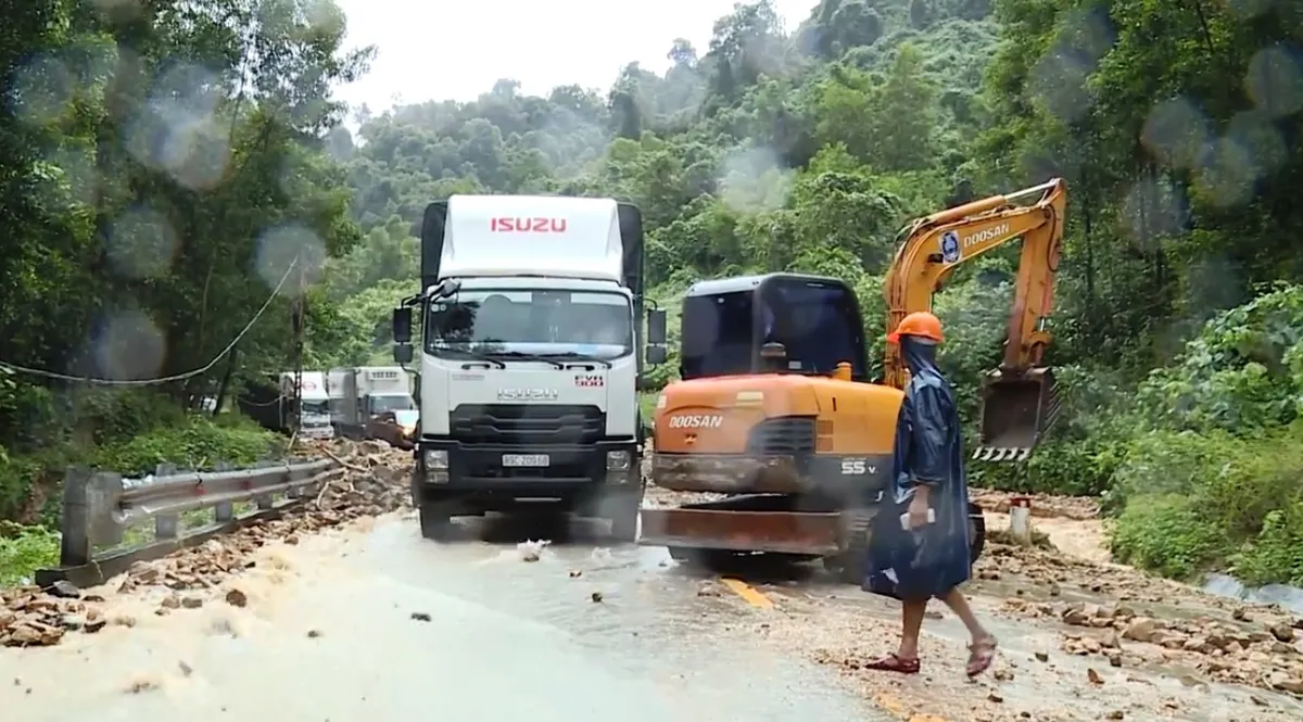 Xử lý sạt lở, thông tuyến đường Hồ Chí Minh qua Quảng Bình - Ảnh 2.