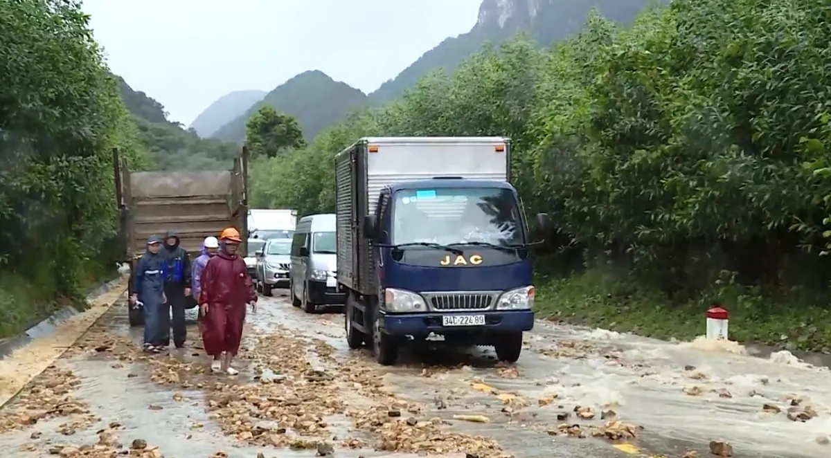 Xử lý sạt lở, thông tuyến đường Hồ Chí Minh qua Quảng Bình - Ảnh 3.