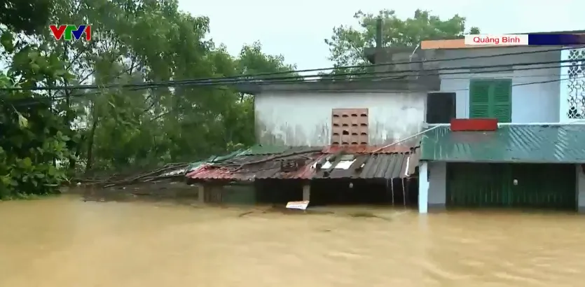 Quảng Bình trong biển nước lũ: Khi nóc nhà là nơi cao nhất để trú ẩn - Ảnh 1.