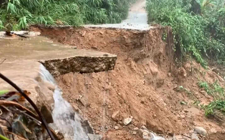 Tuyến đường vào thủy điện Rào Trăng 3 sạt lở đất đá nặng nề - Ảnh 1.