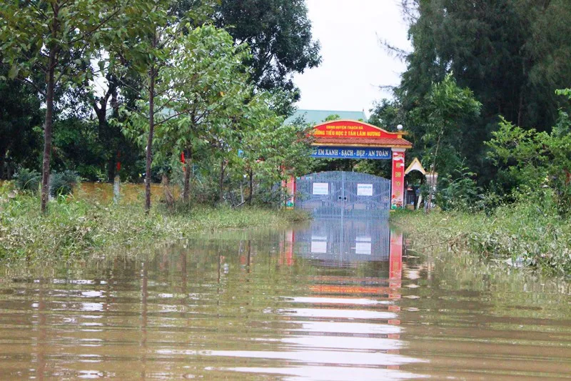 Trường học mênh mông nước, giáo viên tranh thủ tham gia cứu trợ - Ảnh 1.