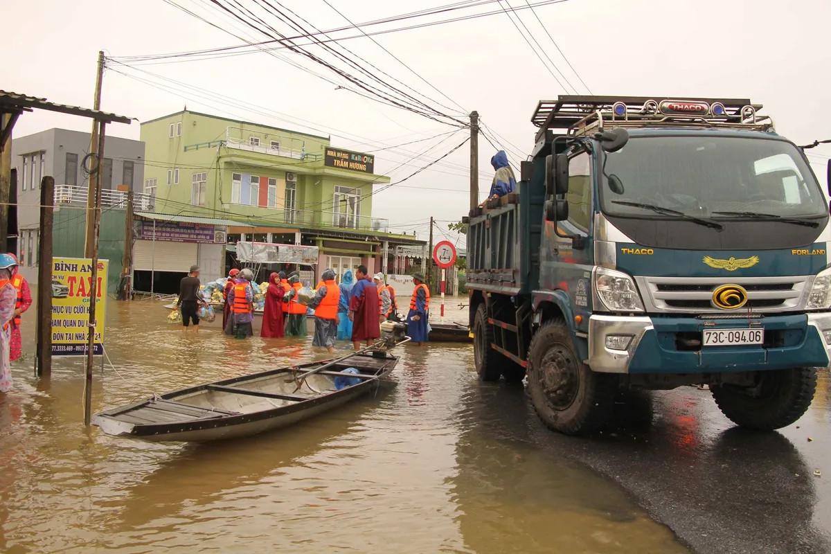 Lũ rút dần để lại tang thương cho khu vực miền Trung, Tây Nguyên - Ảnh 5.