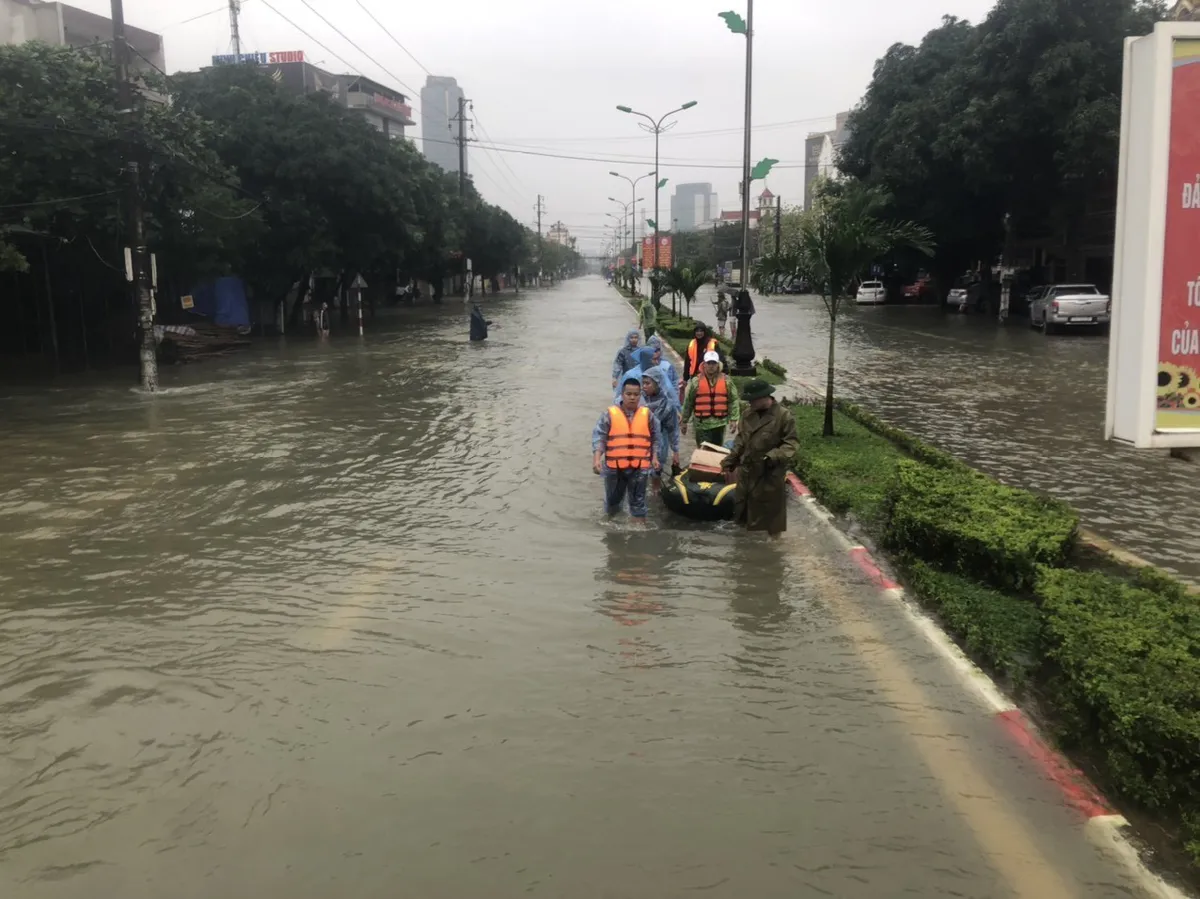 Hà Tĩnh ngập sâu, các hoạt động bị tê liệt - Ảnh 4.