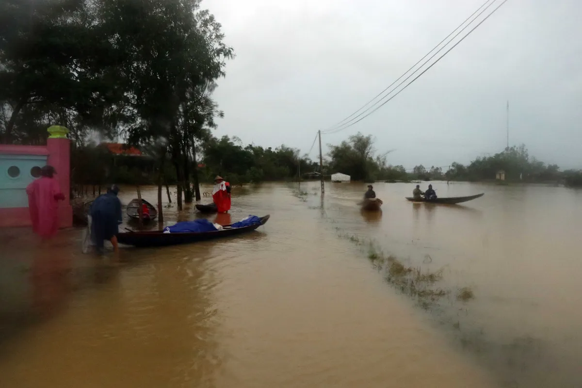 Lũ xuống tại Thừa Thiên Huế, nhiều vùng vẫn ngập sâu - Ảnh 5.