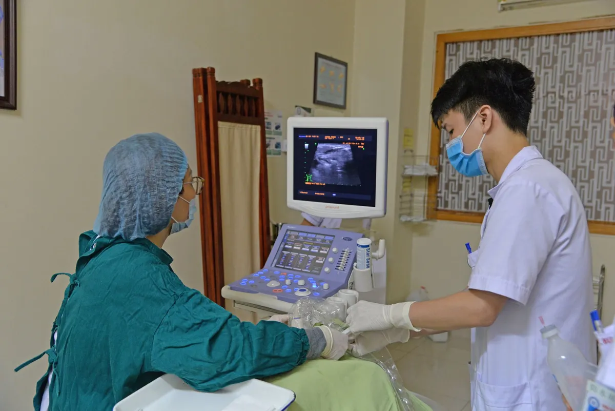 Tiêm cồn tuyệt đối điều trị nang giáp cho người đàn ông từng 30 lần hút dịch - Ảnh 1. Tiêm cồn tuyệt đối điều trị nang giáp cho người đàn ông từng 30 lần hút dịch - Ảnh 1.