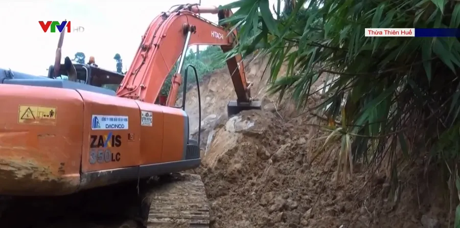 Sạt lở Rào Trăng 3: Vẫn bị chia cắt trên đường 71, còn 3km nữa mới đến điểm các nạn nhân gặp nạn - Ảnh 1.