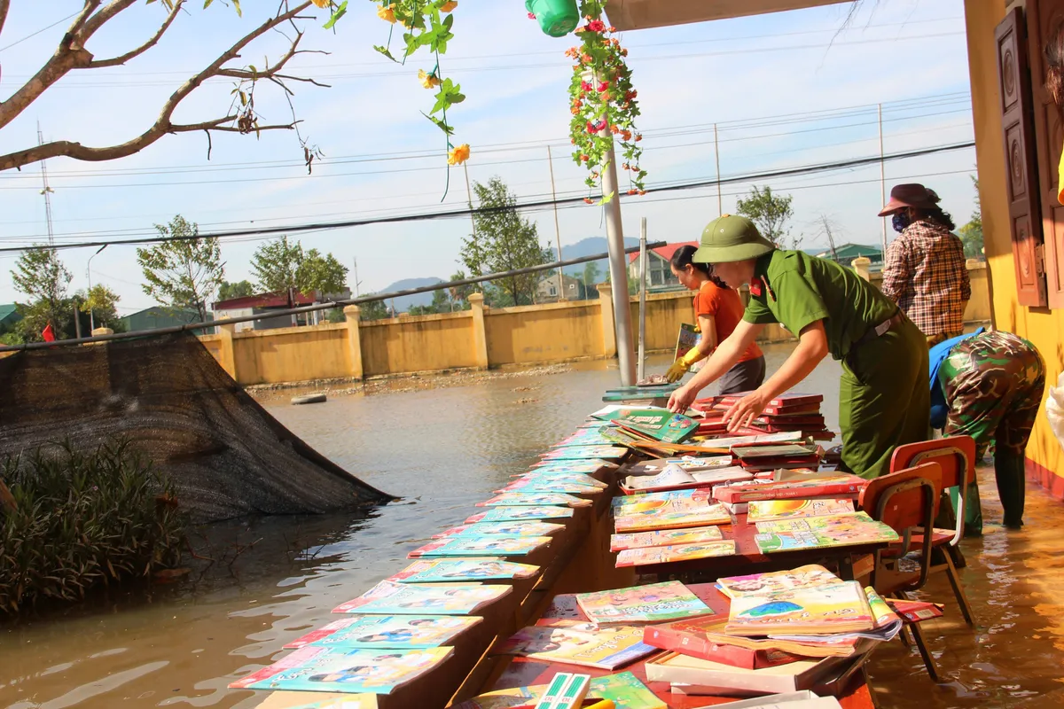 Trường học vùng lũ Hà Tĩnh tập trung dọn dẹp để đón học sinh trở lại - Ảnh 1.