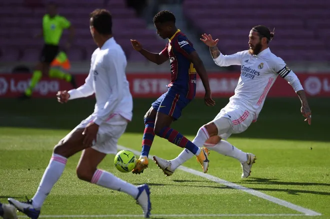Barcelona 1-3 Real Madrid: El Clasico đầy kịch tính (Vòng 7 La Liga 2020/21) - Ảnh 2. Barcelona 1-3 Real Madrid: El Clasico đầy kịch tính (Vòng 7 La Liga 2020/21) - Ảnh 2.