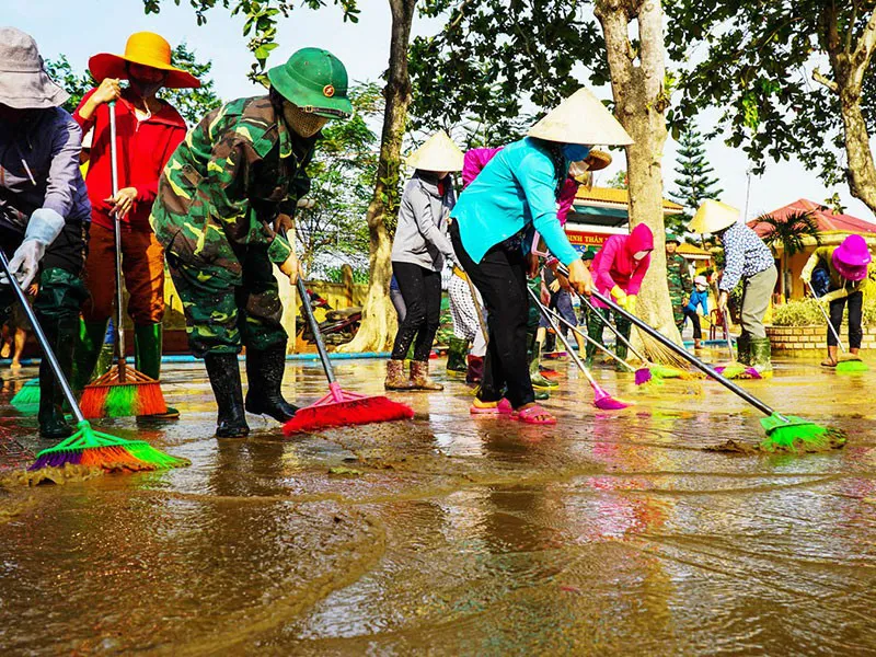 Miền Trung vừa khắc phục hậu quả mưa lũ, vừa chống bão số 9 - Ảnh 2.