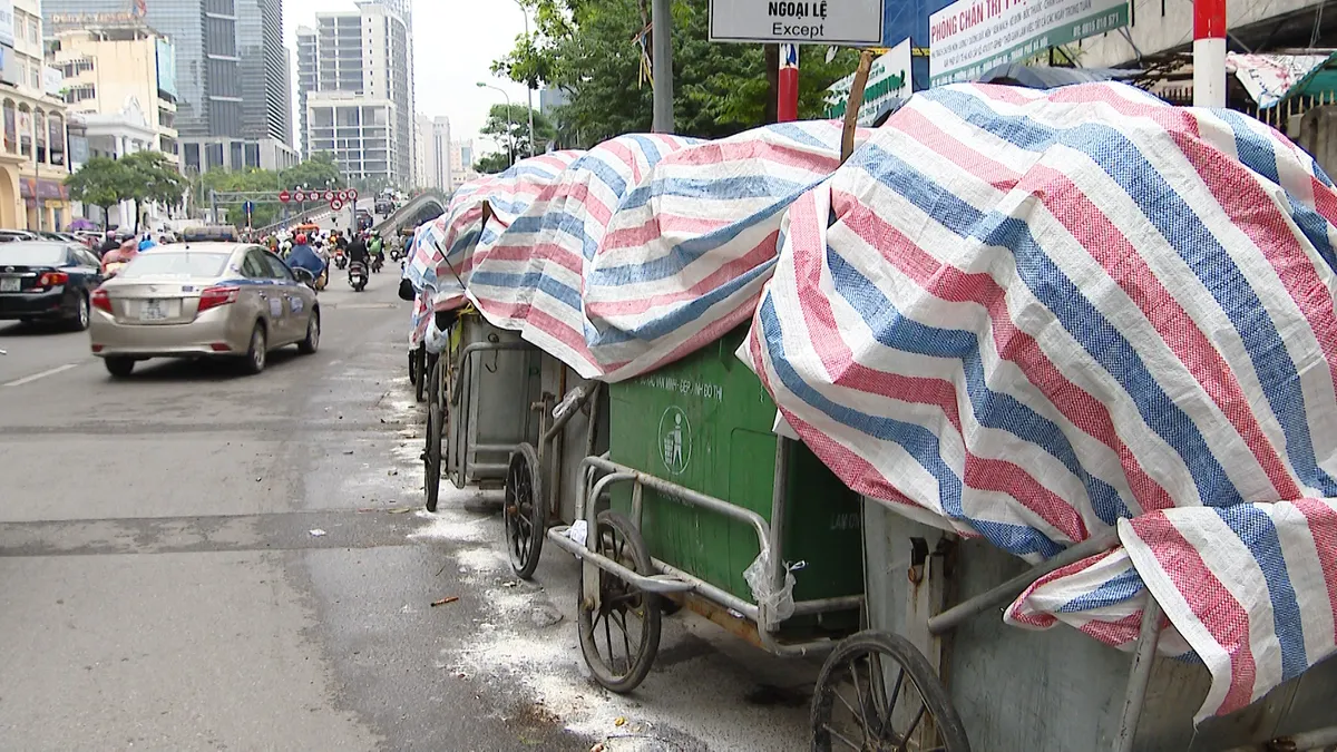 Nội thành Hà Nội lại ngập rác thải, bốc mùi 3 ngày chưa ai mang đi - Ảnh 4.