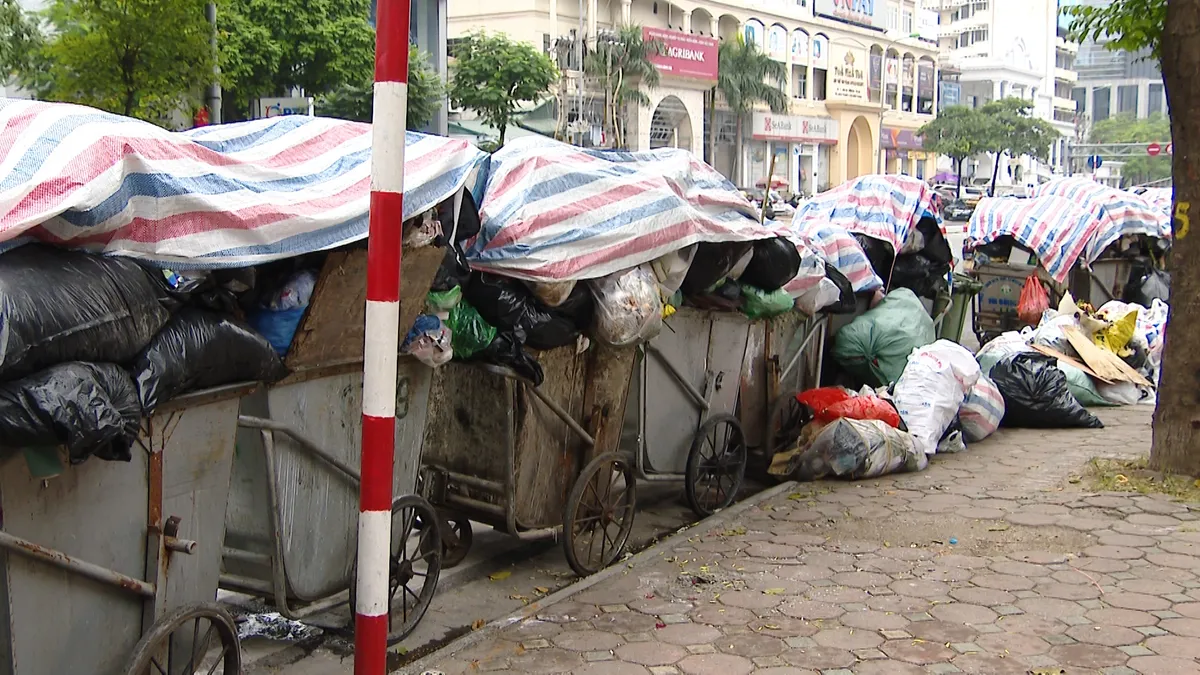 Nội thành Hà Nội lại ngập rác thải, bốc mùi 3 ngày chưa ai mang đi - Ảnh 2.