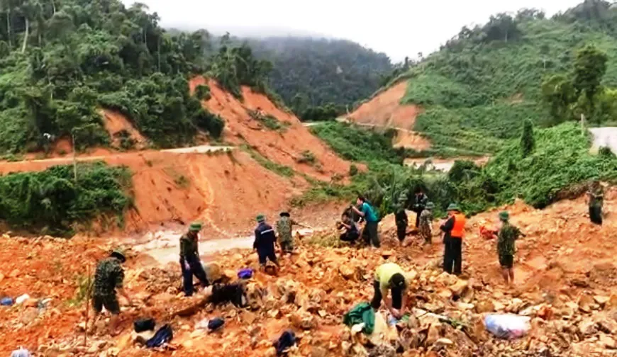 Vụ sạt lở Thủy điện Rào Trăng 3: Lên phương án nắn dòng sông để tìm kiếm nạn nhân - Ảnh 2.