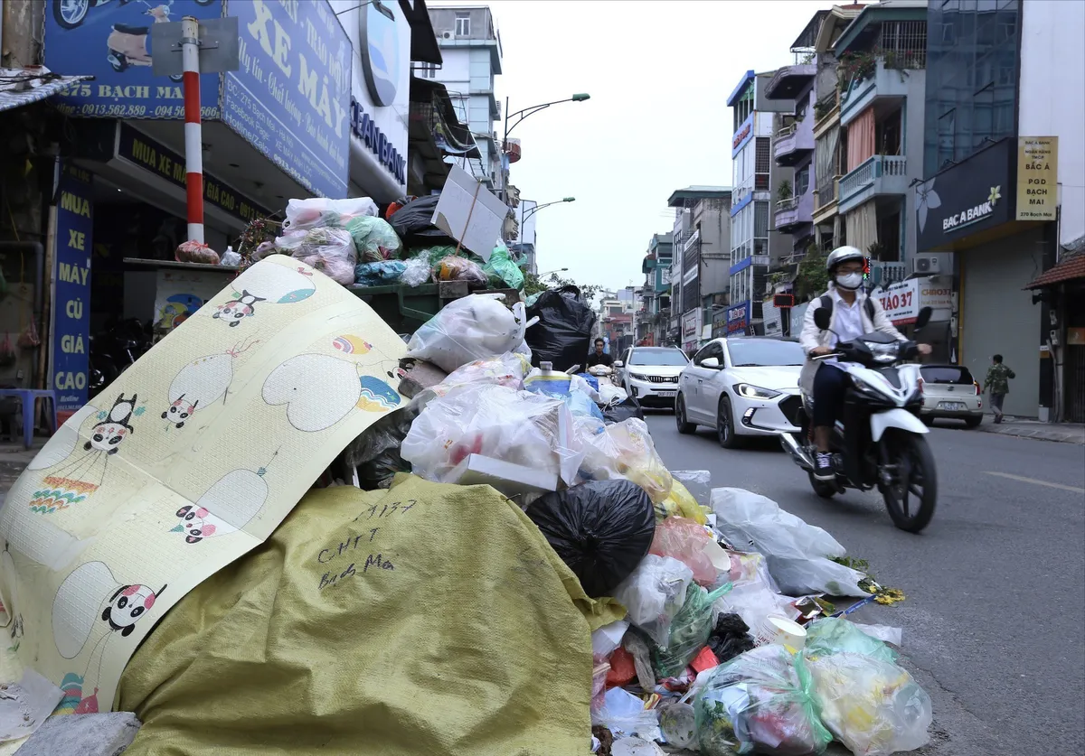 Rác “bủa vây” đường phố Hà Nội, tiền đền bù cho dân nằm ở đâu? - Ảnh 2.