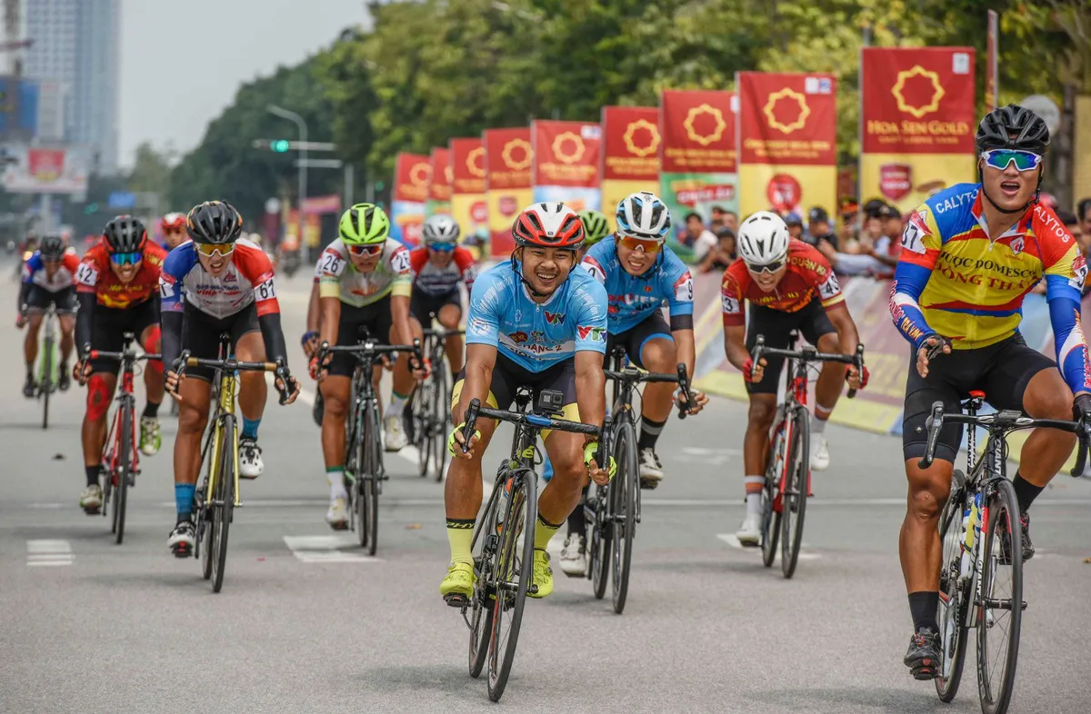 Lê Nguyệt Minh xuất sắc giữ áo xanh, Loic Desriac bảo vệ áo vàng sau 4 chặng đua - Ảnh 2. Lê Nguyệt Minh xuất sắc giữ áo xanh, Loic Desriac bảo vệ áo vàng sau 4 chặng đua - Ảnh 2.