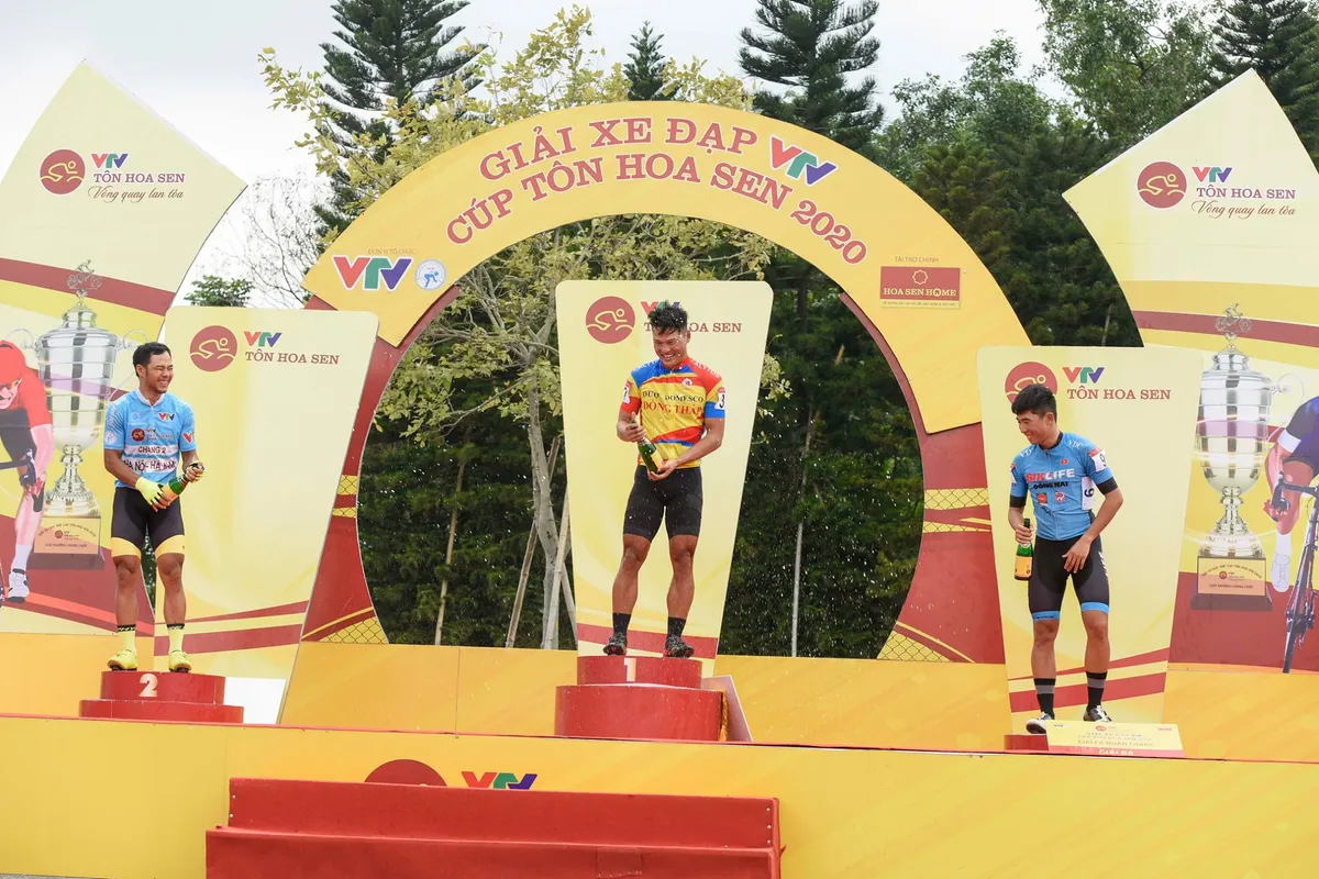 Lê Nguyệt Minh xuất sắc giữ áo xanh, Loic Desriac bảo vệ áo vàng sau 4 chặng đua - Ảnh 3. Lê Nguyệt Minh xuất sắc giữ áo xanh, Loic Desriac bảo vệ áo vàng sau 4 chặng đua - Ảnh 3.