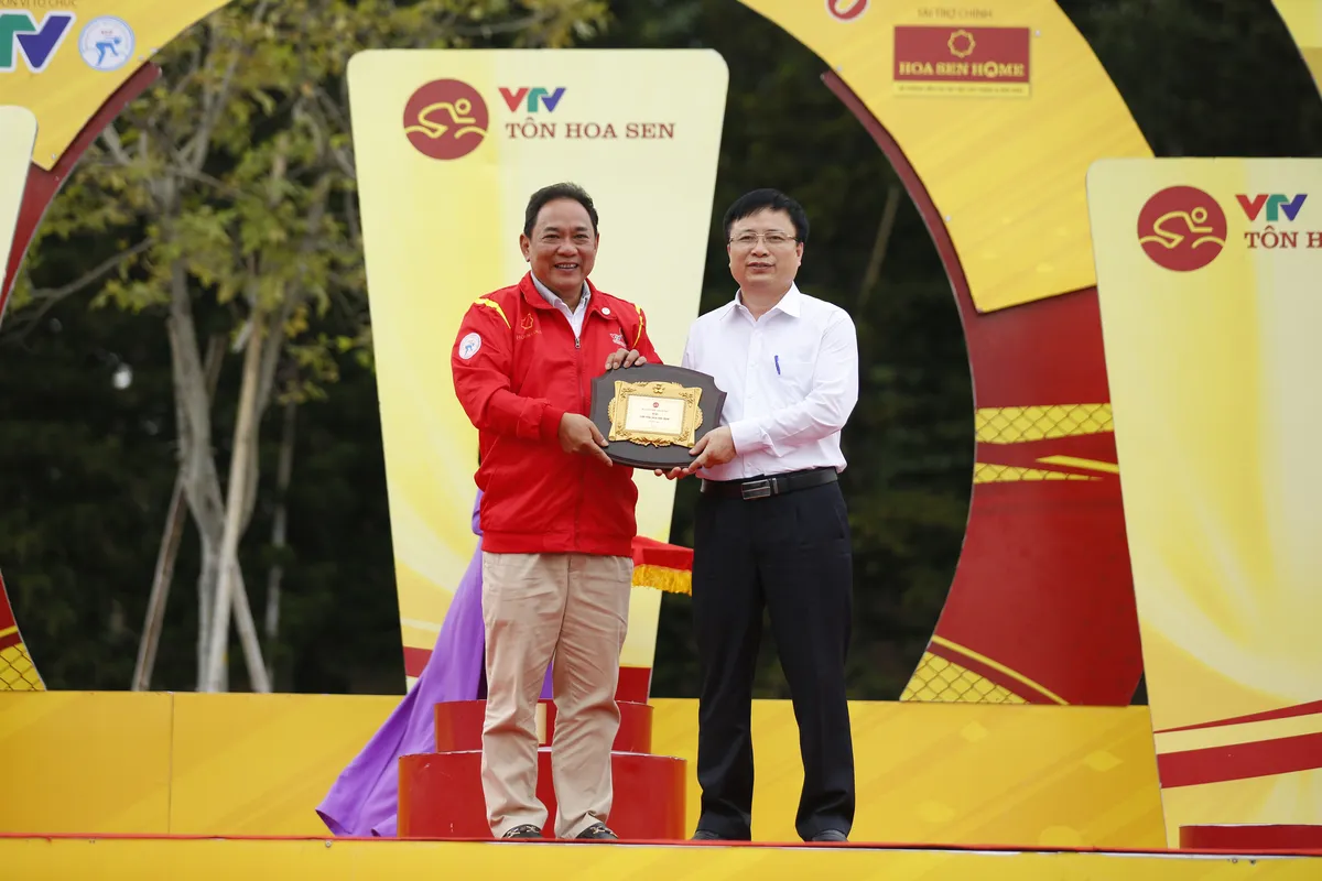 ẢNH: Những khoảnh khắc ấn tượng chặng 4 Giải xe đạp VTV Cúp Tôn Hoa Sen 2020 - Ảnh 9. ẢNH: Những khoảnh khắc ấn tượng chặng 4 Giải xe đạp VTV Cúp Tôn Hoa Sen 2020 - Ảnh 9.
