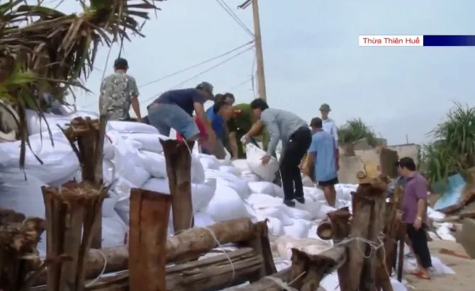 Thừa Thiên - Huế, Khánh Hòa gia cố đê, di dời dân phòng chống bão số 9 - Ảnh 1.