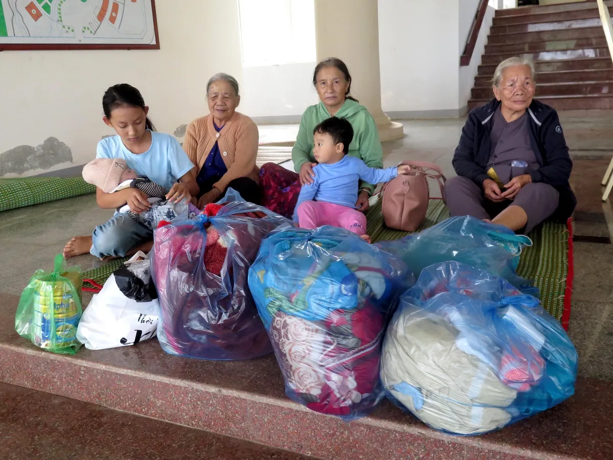 Miền Trung huy động toàn lực chống bão, 5 địa phương yêu cầu người dân không ra khỏi nhà tối 27/10 - Ảnh 1.