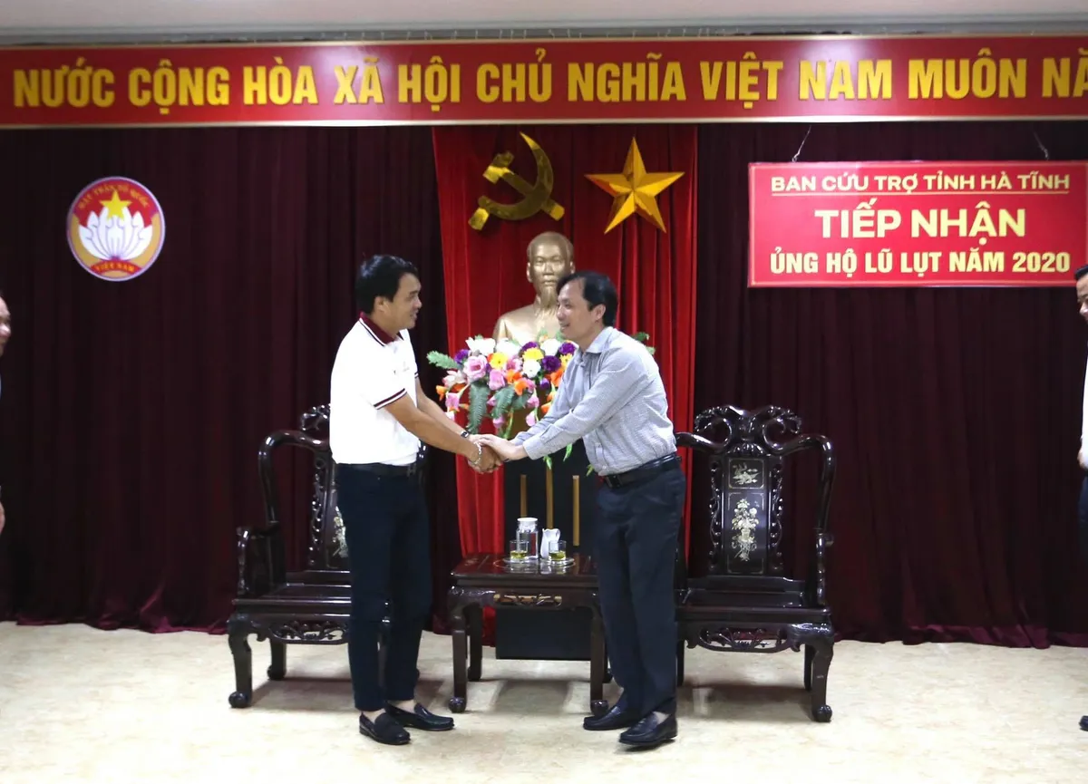 BTC Giải xe đạp VTV Cúp Tôn Hoa Sen 2020 trao ủng hộ cho tỉnh Hà Tĩnh - Ảnh 2. BTC Giải xe đạp VTV Cúp Tôn Hoa Sen 2020 trao ủng hộ cho tỉnh Hà Tĩnh - Ảnh 2.
