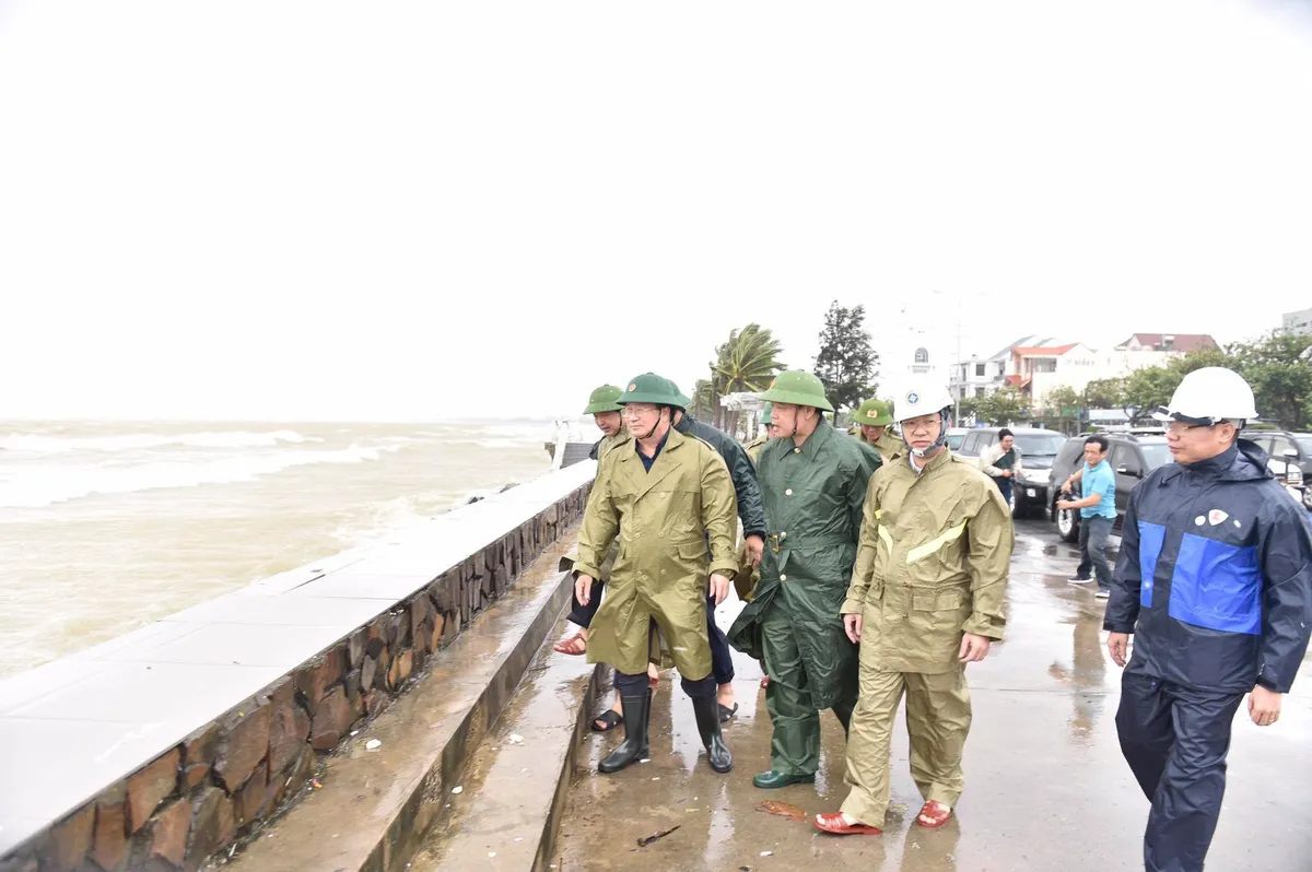 Phó Thủ tướng Trịnh Đình Dũng: Người dân yên tâm tránh bão, công an có trách nhiệm bảo vệ tài sản cho dân - Ảnh 1.