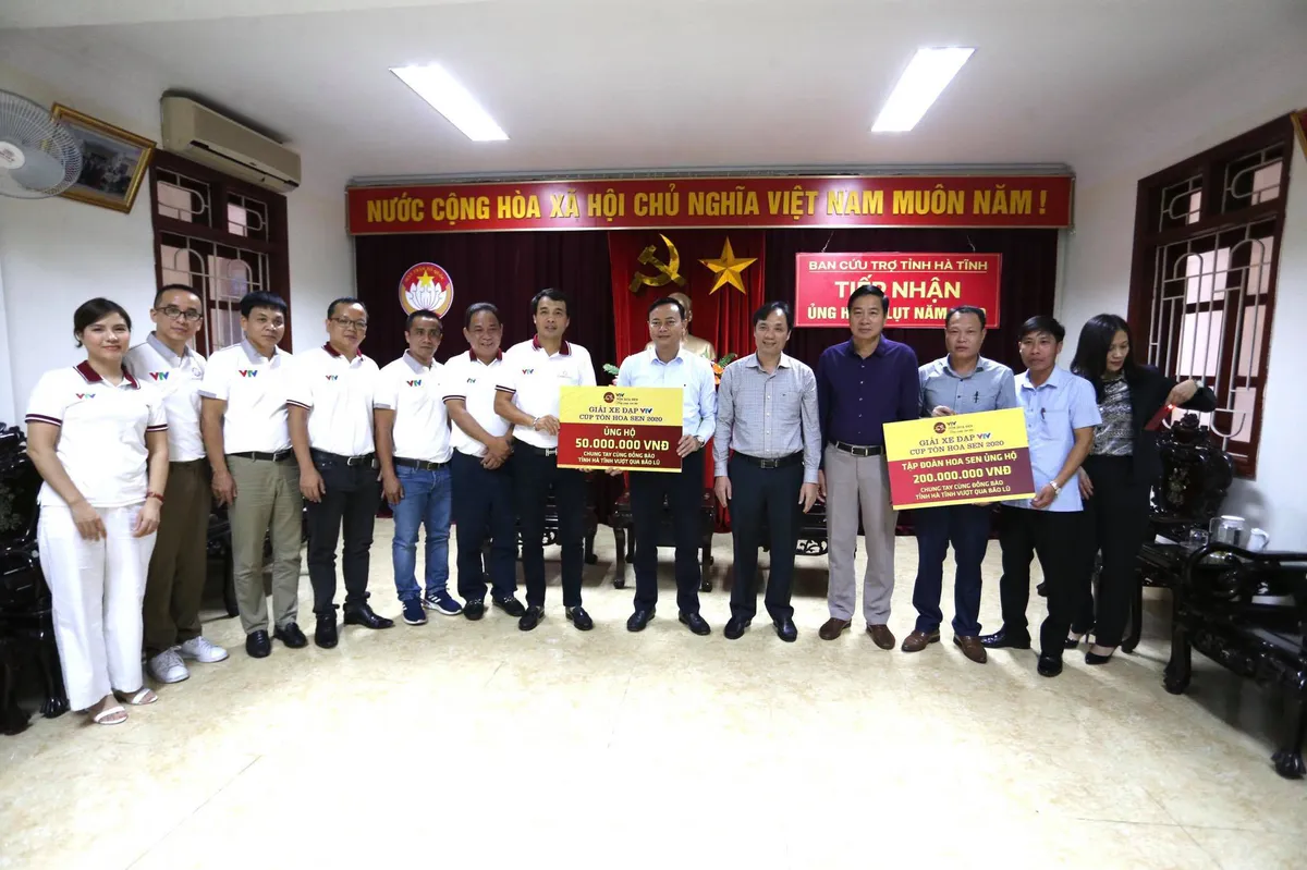 BTC Giải xe đạp VTV Cúp Tôn Hoa Sen 2020 trao ủng hộ cho tỉnh Hà Tĩnh - Ảnh 3. BTC Giải xe đạp VTV Cúp Tôn Hoa Sen 2020 trao ủng hộ cho tỉnh Hà Tĩnh - Ảnh 3.