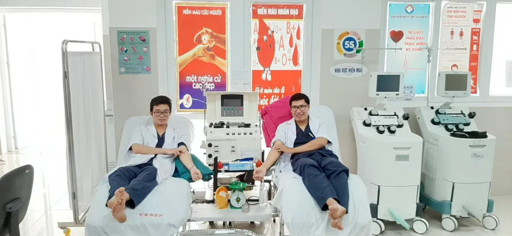 Vừa căng mình chống bão lũ, vừa cầm cự lo máu điều trị - Ảnh 1.