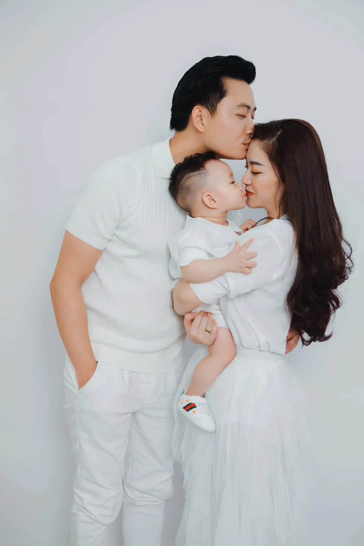 Tiến Lộc hạnh ph&uacute;c b&ecirc;n gia đ&igrave;nh nhỏ - Ảnh 1.