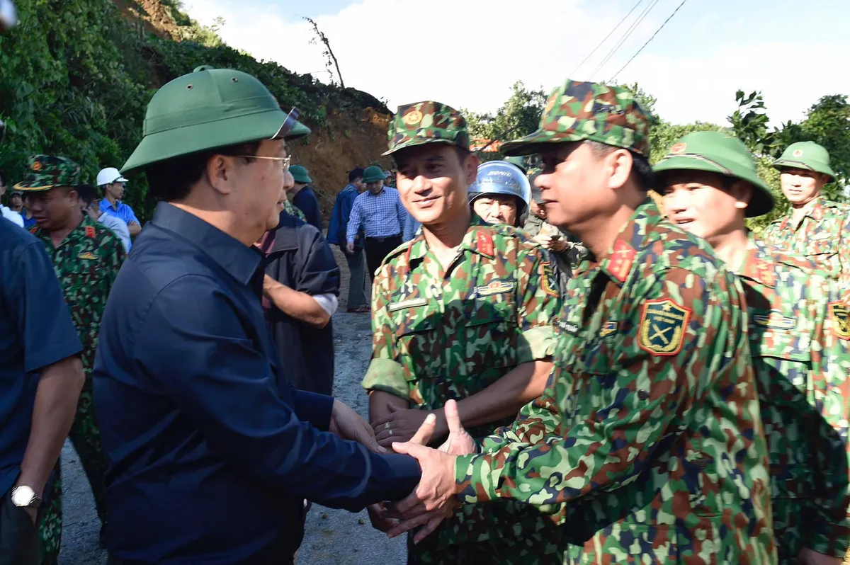 Phải tiếp cận hiện trường sạt lở nhanh nhất, tính cả phương án dùng trực thăng - Ảnh 1.