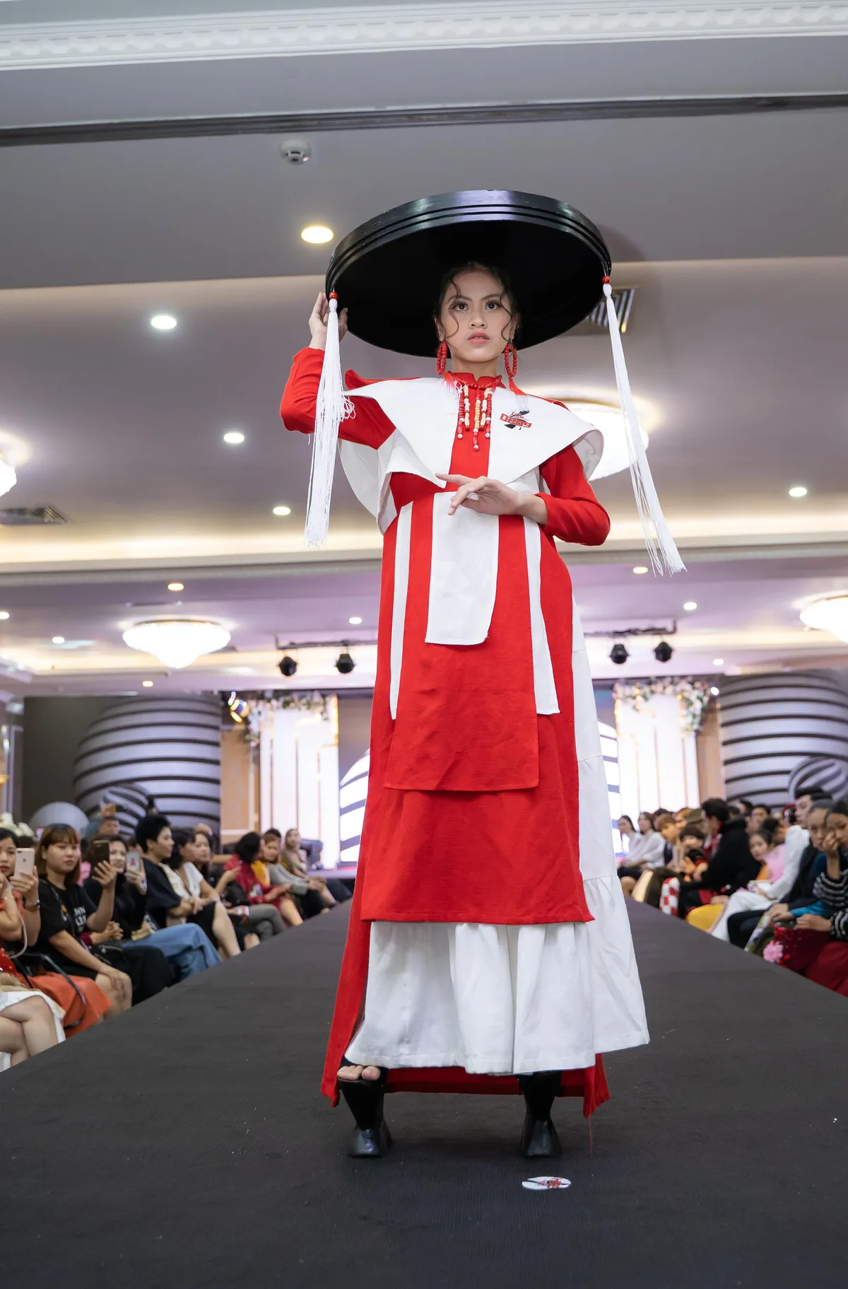 Catwalk trên guốc mộc cao 15cm, mẫu nhí gây ấn tượng tại cuộc thi Siêu sao mẫu nhí Việt Nam 2020 - Ảnh 1.