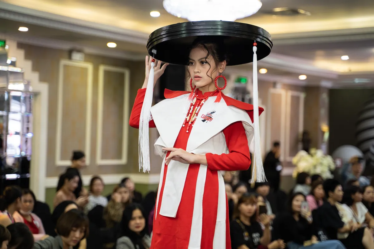 Catwalk trên guốc mộc cao 15cm, mẫu nhí gây ấn tượng tại cuộc thi Siêu sao mẫu nhí Việt Nam 2020 - Ảnh 2.